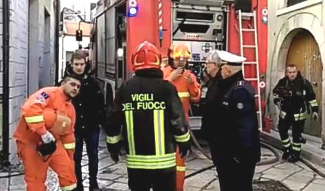 La morte del 26enne disabile a San Giovanni per un incendio indigna il sindaco Cascavilla: «Subito il distaccamento dei Vigili del Fuoco»