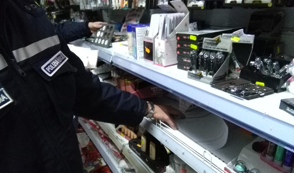 "Operazione Santa Lucia" della Polizia locale di Foggia: sequestrati 599 cosmetici e 538 giocattoli al "Quartiere Ferrovia" 