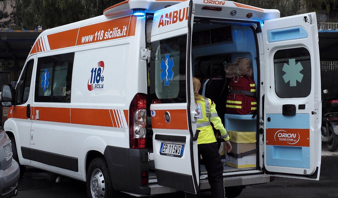 Lucera, morte bianca: operaio schiacciato da escavatore