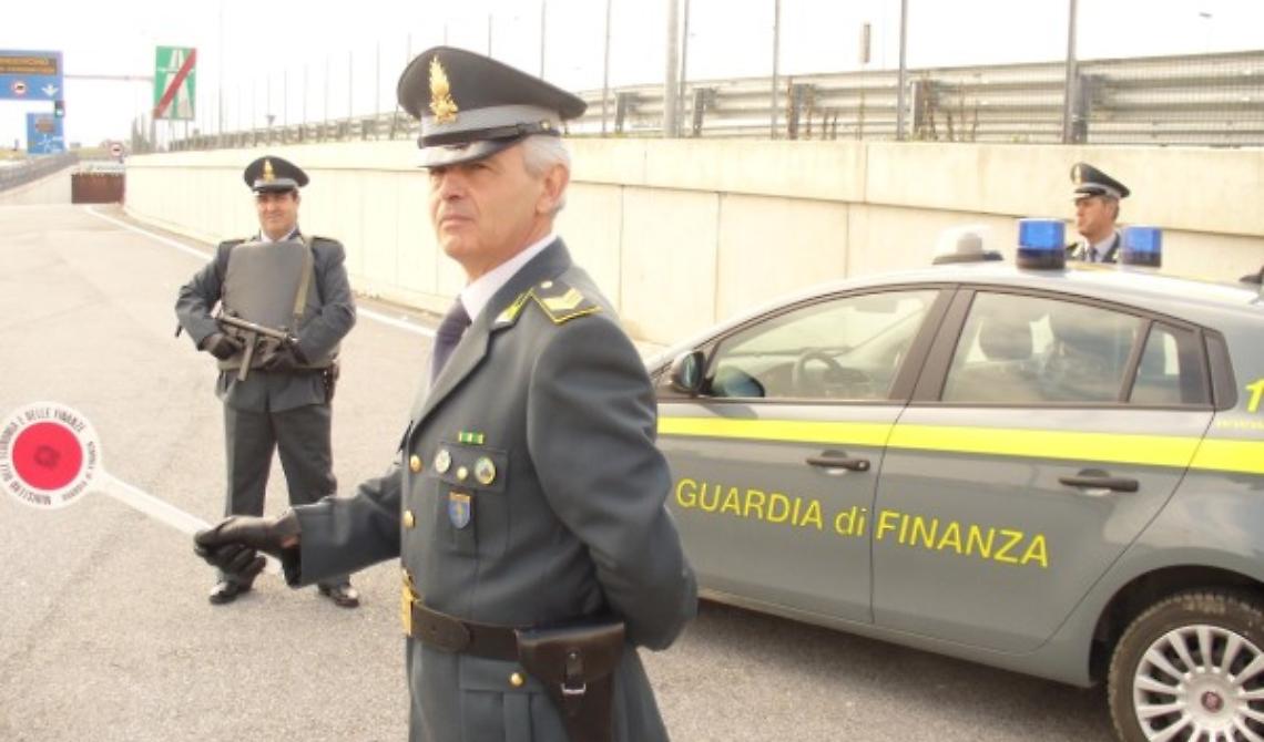 Cerignola, la finanza perquisisce le abitazioni dell'assessore Bufano e del dirigente Izzillo