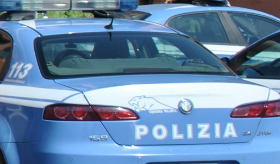 Ferito ad una mano  aggredisce poliziotti e medici del 118 intervenuti per soccorrerlo: arrestato 