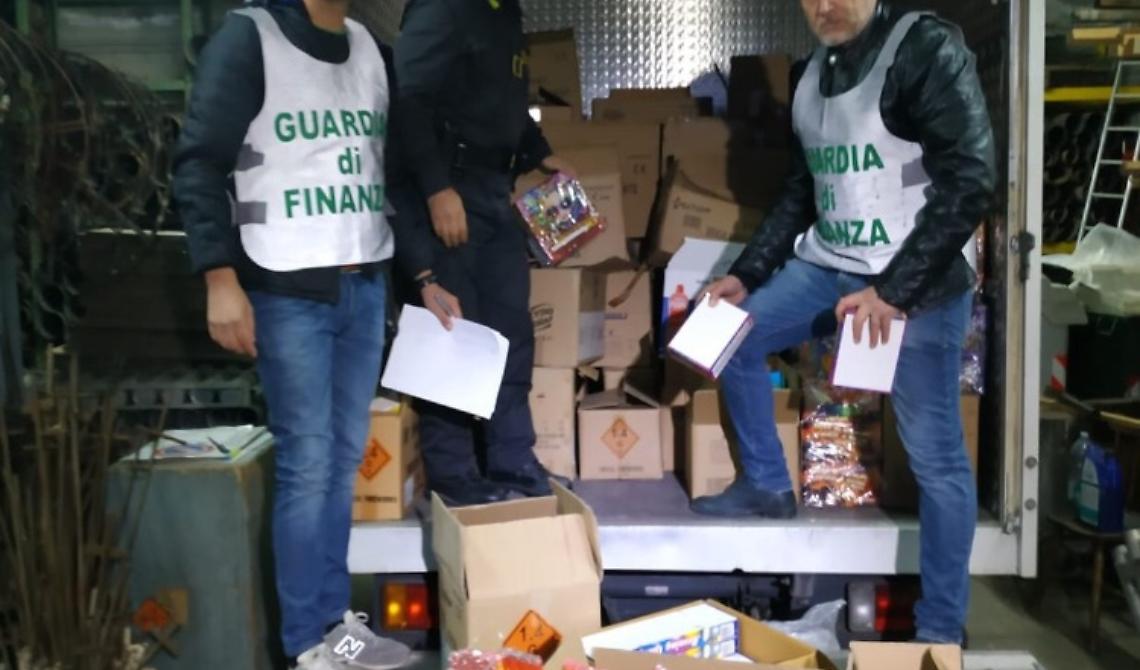 San Severo: oltre una tonnellata di 'botti di fine anno' sequestrata dalla Guardia di Finanza 