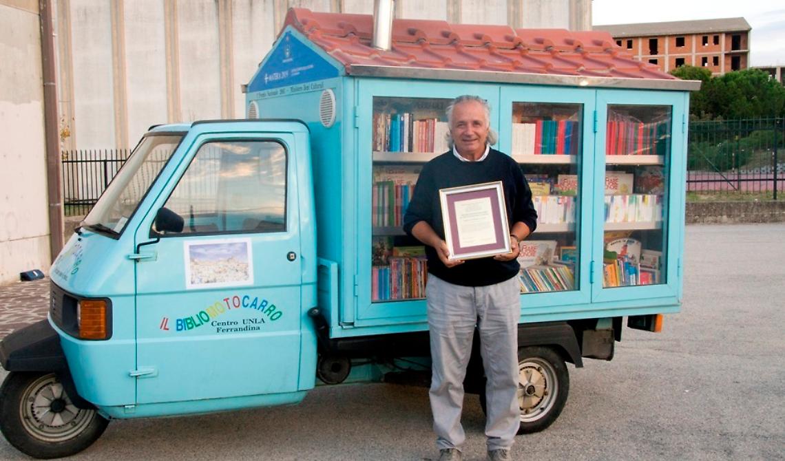Porta i libri ai bambini dei paesi della Basilicata, Mattarella lo fa Commendatore 
