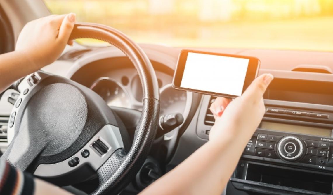 Guidava usando il telefono: i poliziotti la fermano e scoprono che era senza patente e doveva stare agli arresti domiciliari