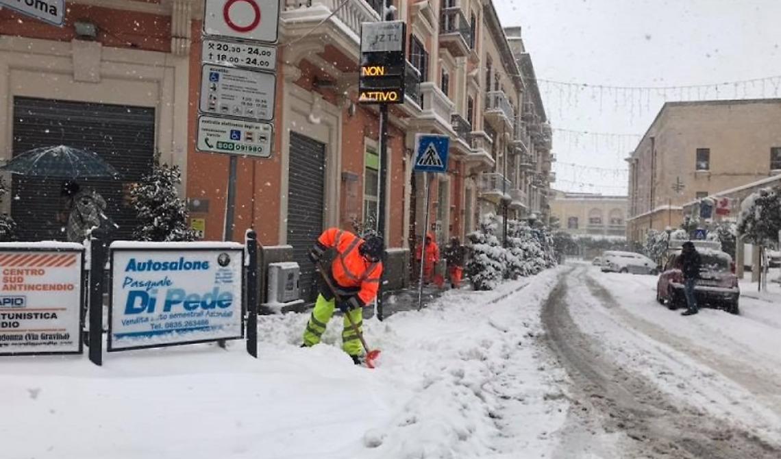 Emergenza maltempo a Matera, mezzi a lavoro per liberare la città dal ghiaccio 