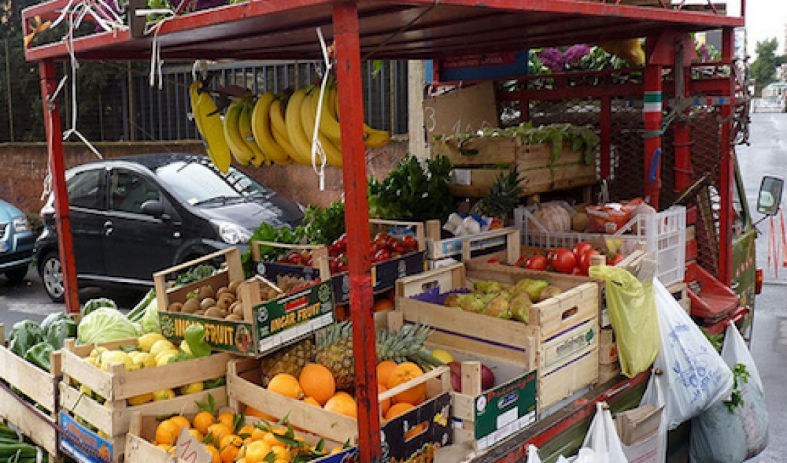 Ambulanti di frutta e verdura: la polizia locale fa la voce grossa
