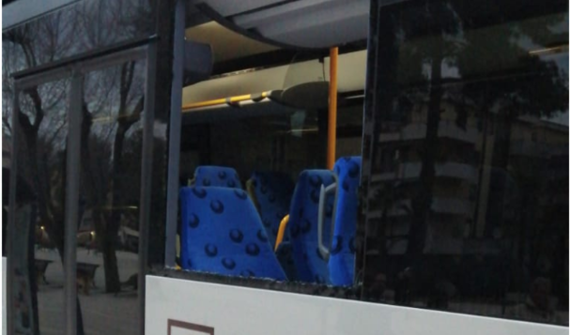 La Carapelle incivile: sassaiola contro autobus 