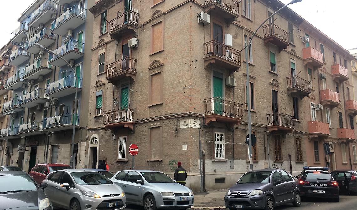 Via Taranto, minaccia anziana madre con pistola: immobilizzato dalla Polizia 