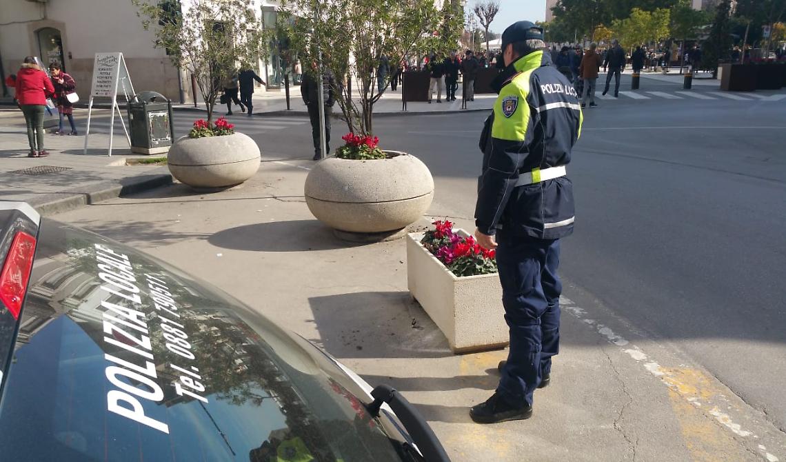 Foggia, polizia locale becca l'automobilista che ha danneggiato fioriera 