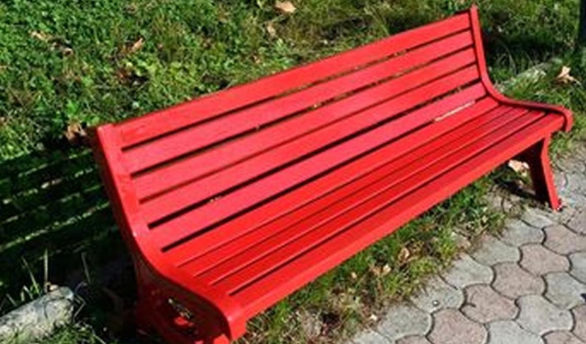 Festa della donna, una panchina rossa davanti alla FCA di Melfi
