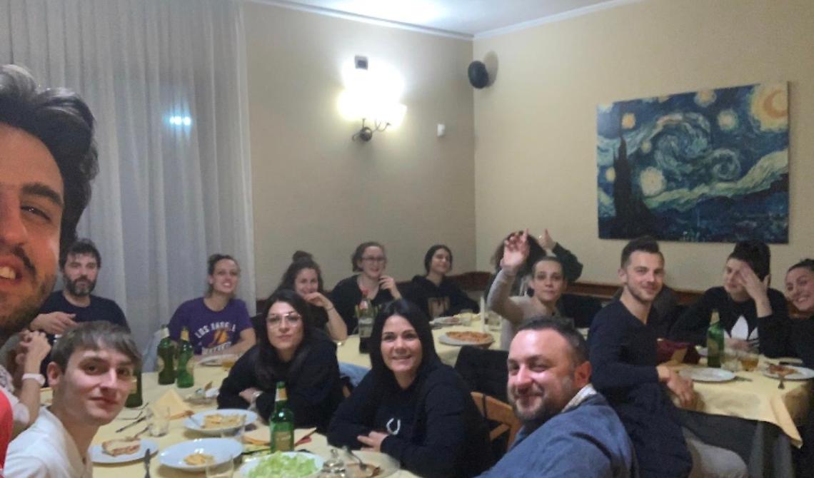 Una bellissima e buonissima pizza di squadra Sabato sera dopo la partita, per festeggiare tutti Insieme la bellissima vittoria e le altre nove precedenti 
