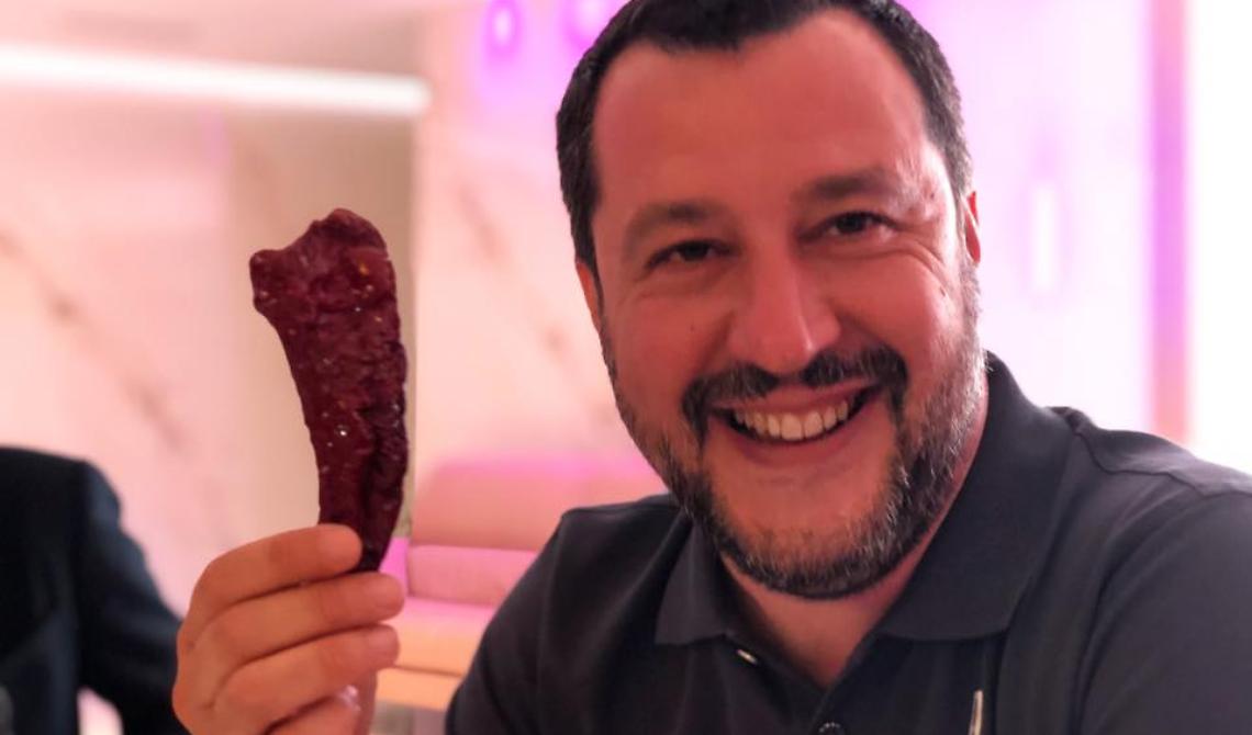 A Salvini piace il crusco: foto con il peperone da oltre 7mila like