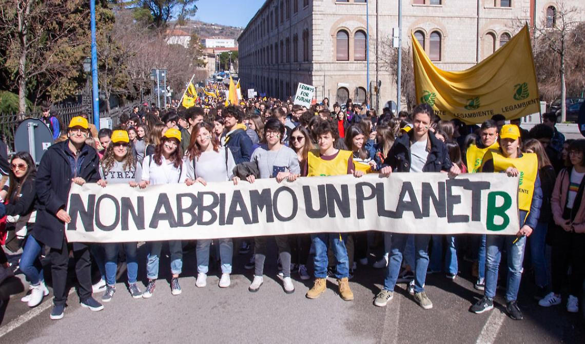 Gli studenti lucani manifestano per la giustizia climatica: "Salvare il pianeta"