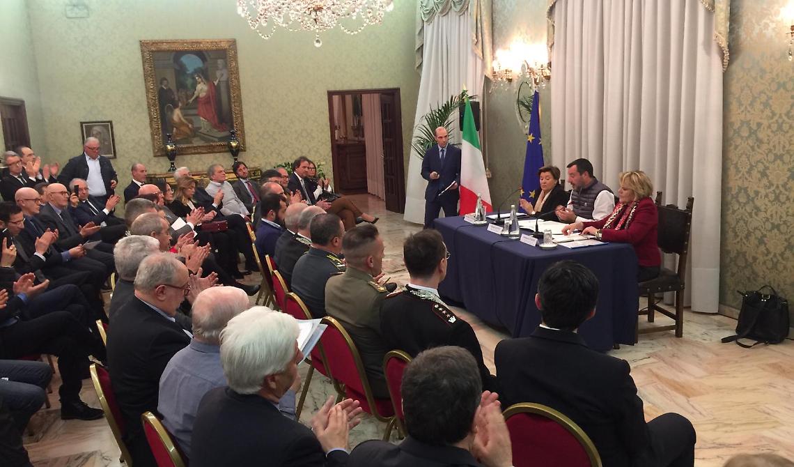Salvini contestato a Villa d'Agri: «Fatevi meno canne e non rompete le palle!». Poi fa il pienone a Potenza dopo l'incontro in Prefettura