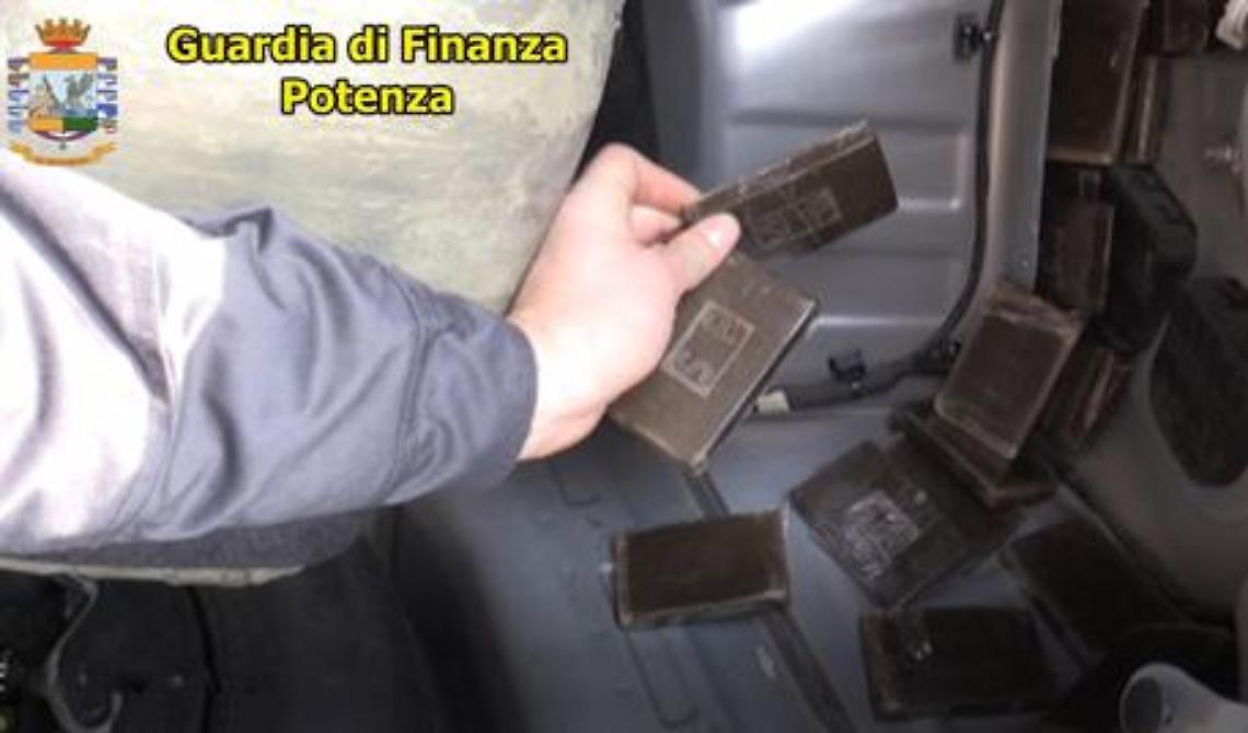 Sorpreso con 4 chili di hascisc in auto, arrestato corriere della droga a Lauria