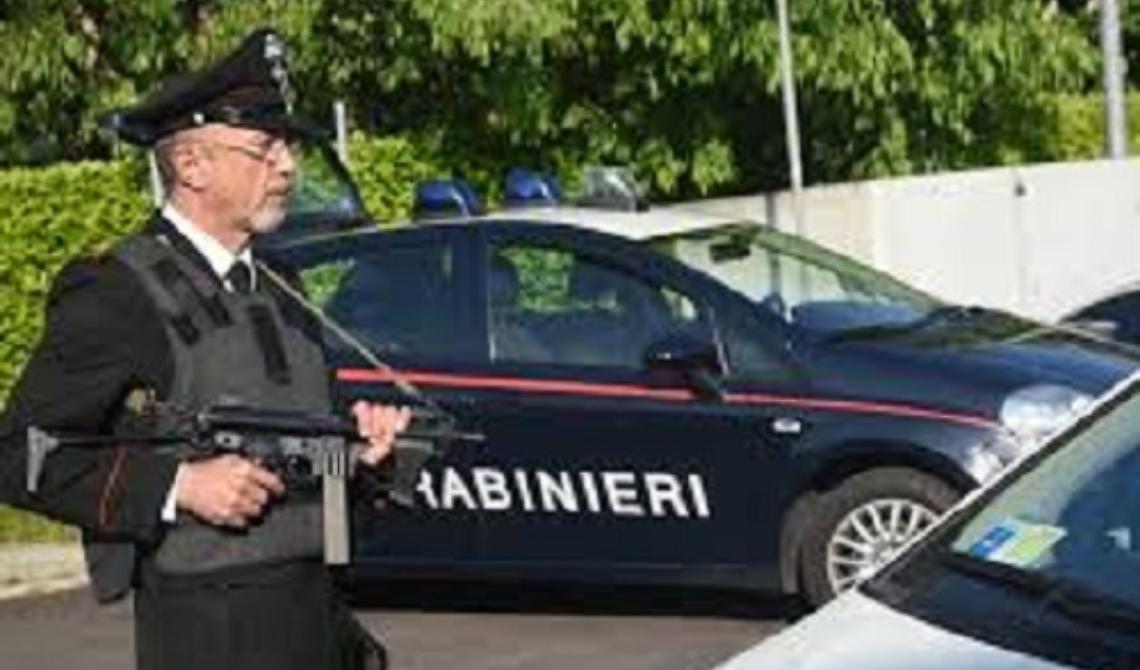 In sella ad uno scooter minaccia Cc con un coltello: arrestato gambiano