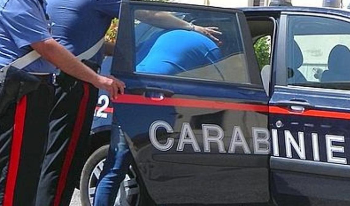 Montescaglioso, si barrica in casa e tenta di lanciarsi dalla finestra con la nipote