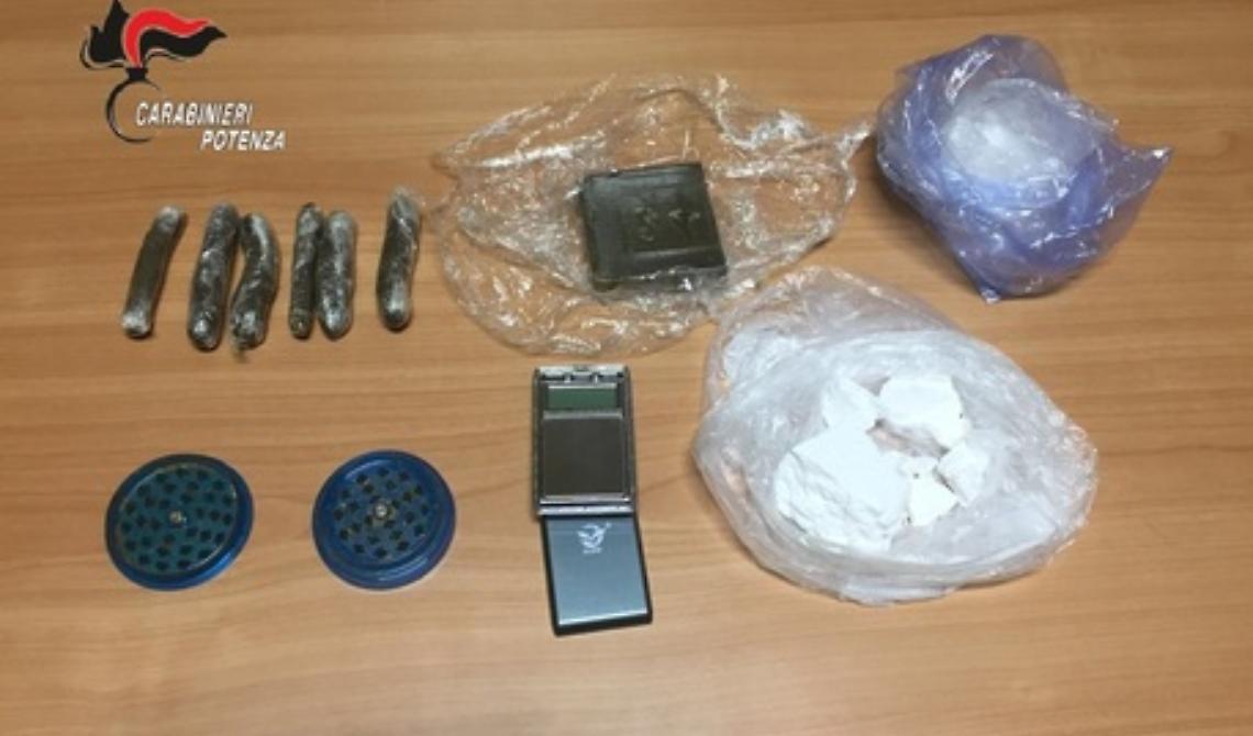 Sorpreso con hascisc e cocaina, arrestato 22enne a Villa d'Agri 