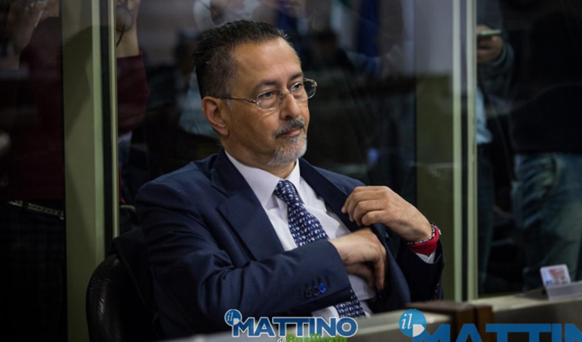 I Dem bastonano Bardi: «Improvvisa e recita in commedia il classico 'facimme ammuina'»