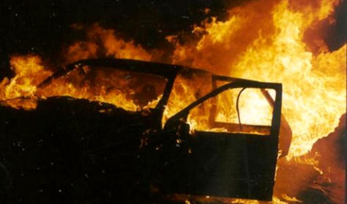 Notte tra fiamme e fuoco: incendiate quattro autovetture 