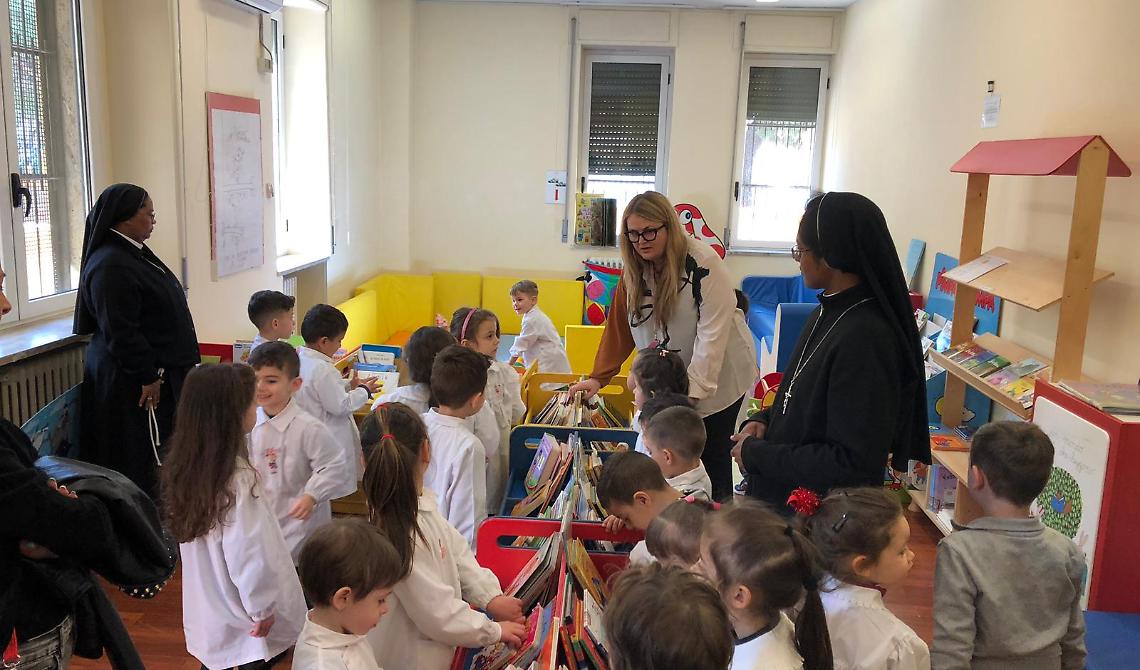 L'istituto San Giuseppe in visita visita alla Biblioteca dei Ragazzi: la povertà educativa si contrasta con i libri