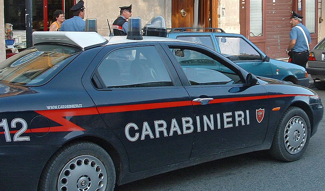 Pregiudicati inseguiti dai carabinieri, si schiantano contro palo: due feriti 
