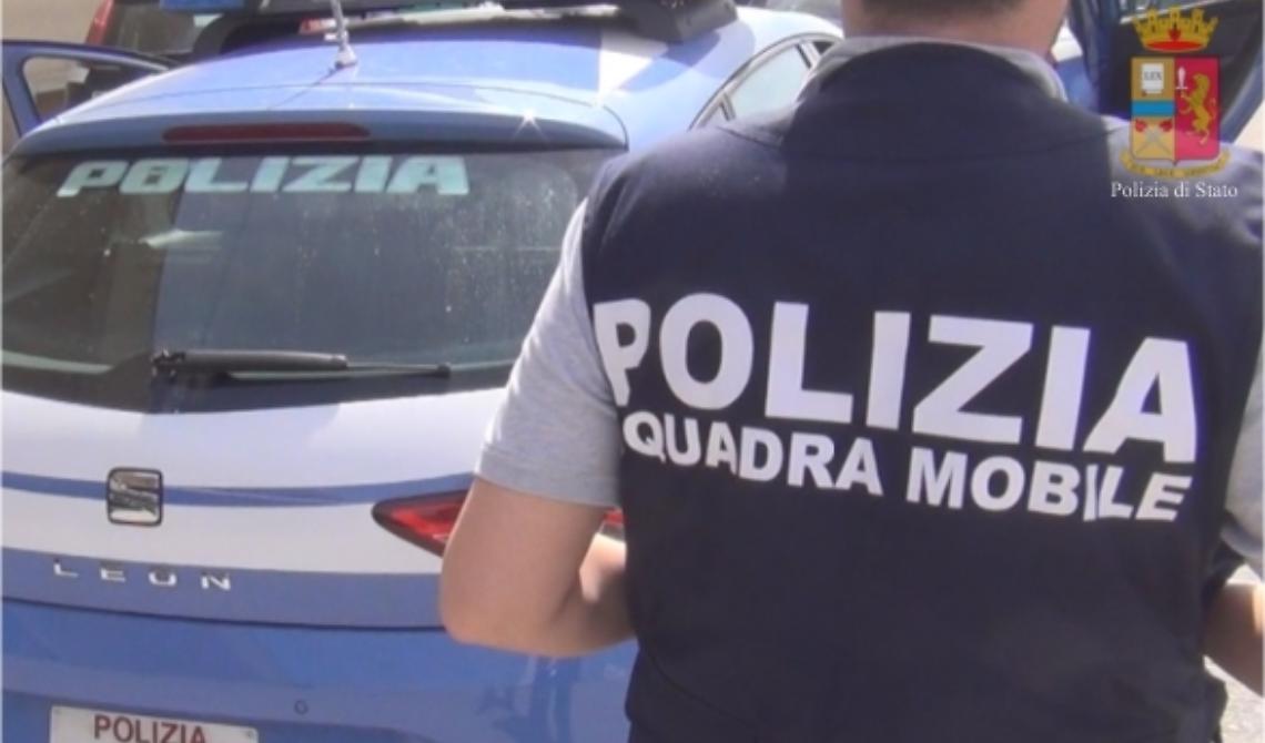 Viale della stazione, cerca di colpire con tirapugni poliziotto: arrestata 50enne