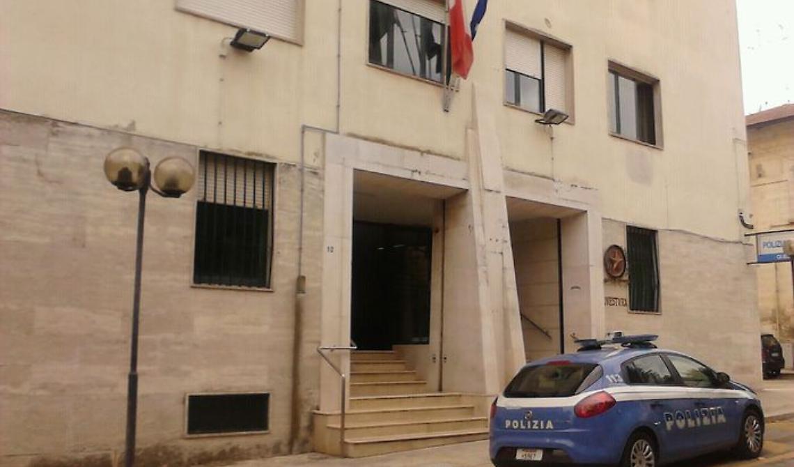 Non ce la fa più a sopportare la convivente e si presenta in carcere per essere arrestato