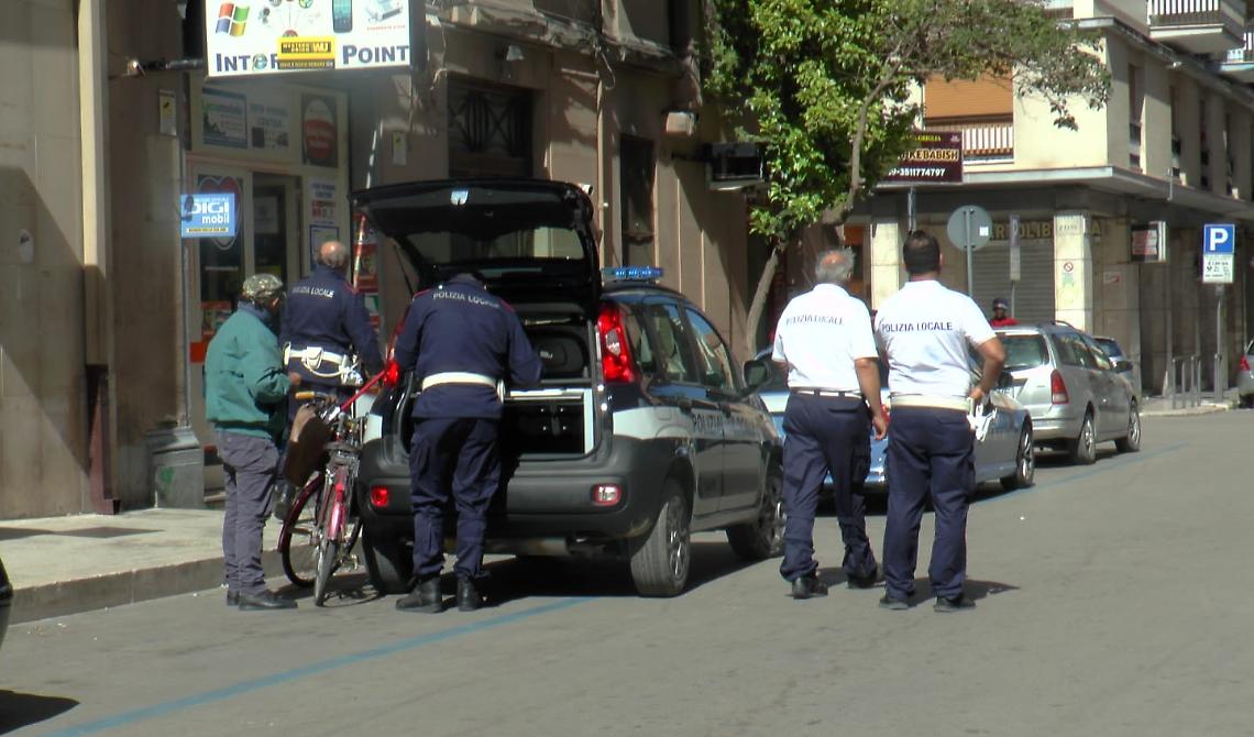 Mercatino illegale su via Podgora:  polizia locale lo fa chiudere 