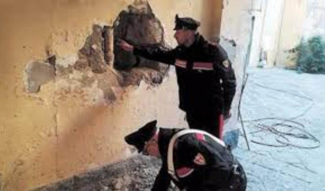 Figgia, banda del buco in azione: svaligiati deposito asilo e merceria 