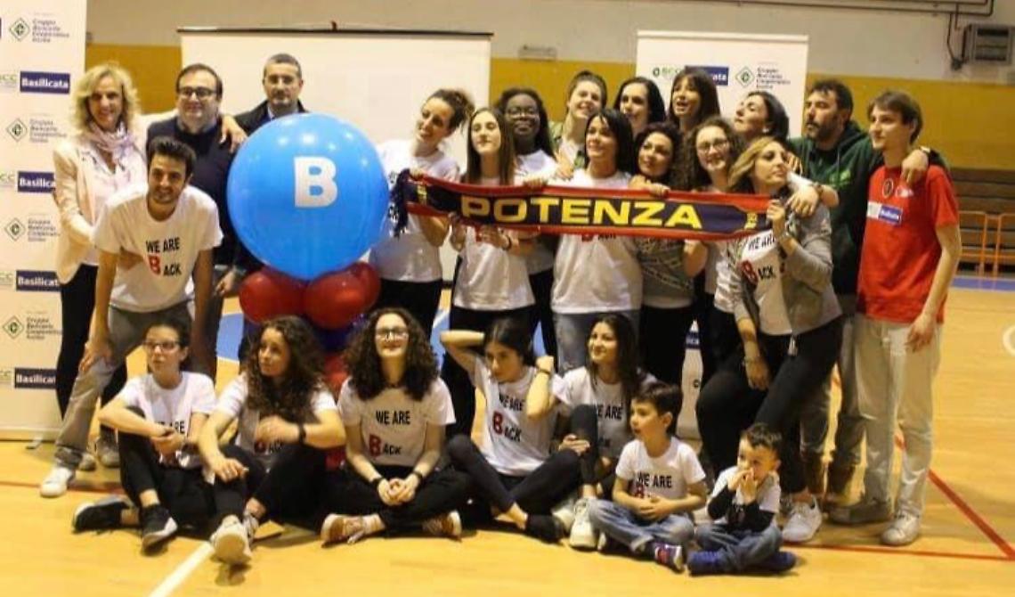 La Basilia alla festa ufficiale per la promozione e il ritorno in Serie B... Saluta tutti e va in vacanza 
