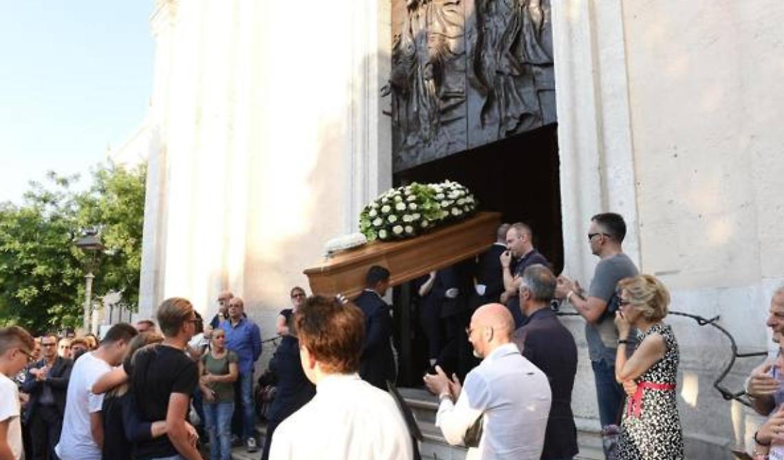 L'ultimo saluto di Foggia a Francesco: «We'll never walk alone»