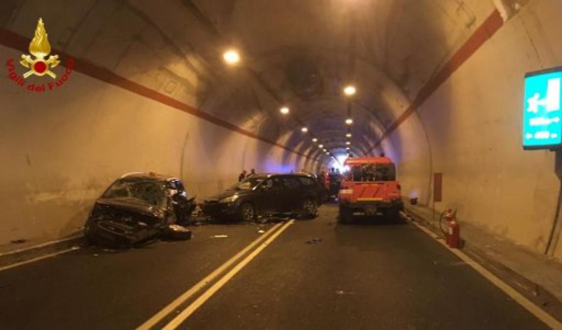 Incidente nella galleria di Mattinata, i Vigili del Fuoco hanno recuperato i corpi dell'uomo e della figlioletta