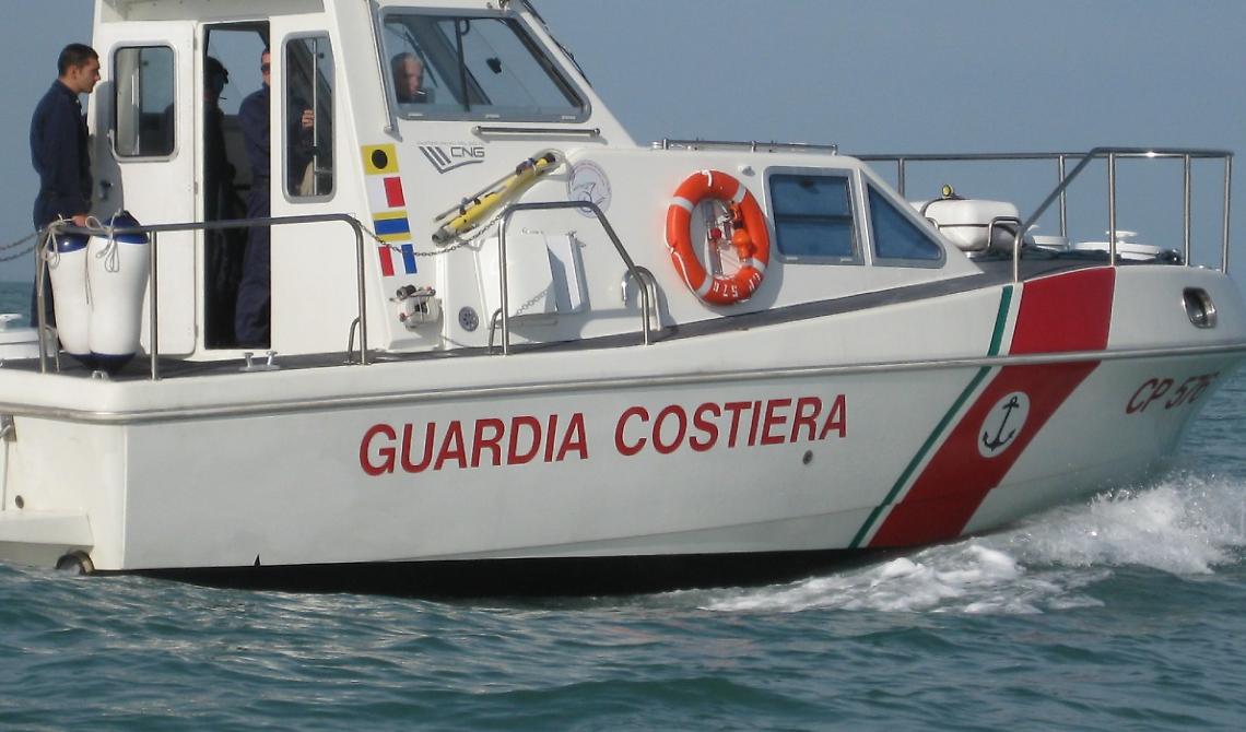 Barca a vela affonda alle Tremiti contro gli scogli, equipaggio salvo per miracolo