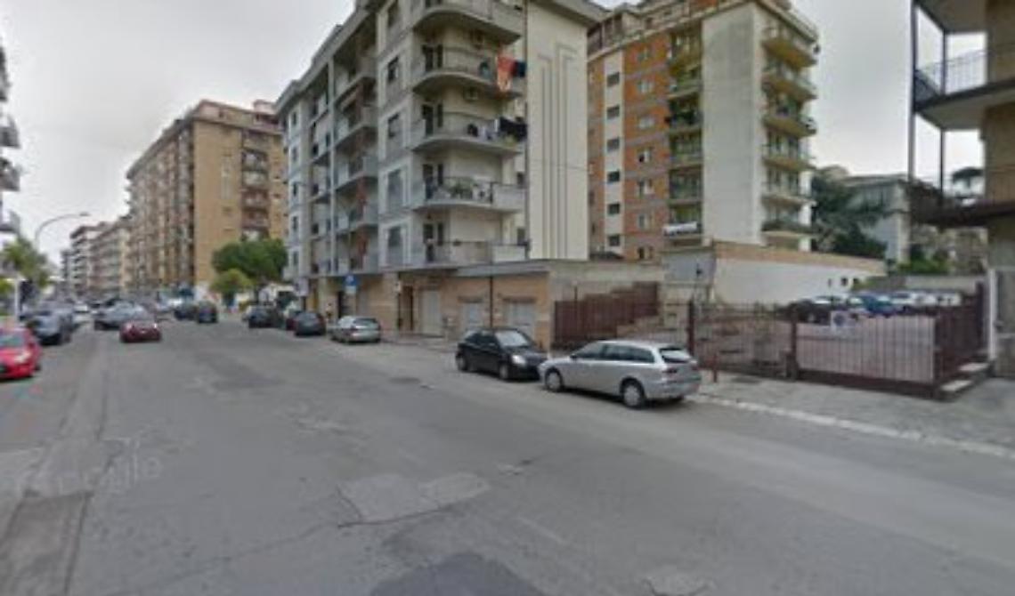 Colpi di pistola contro la saracinesca di un barbiere a Foggia