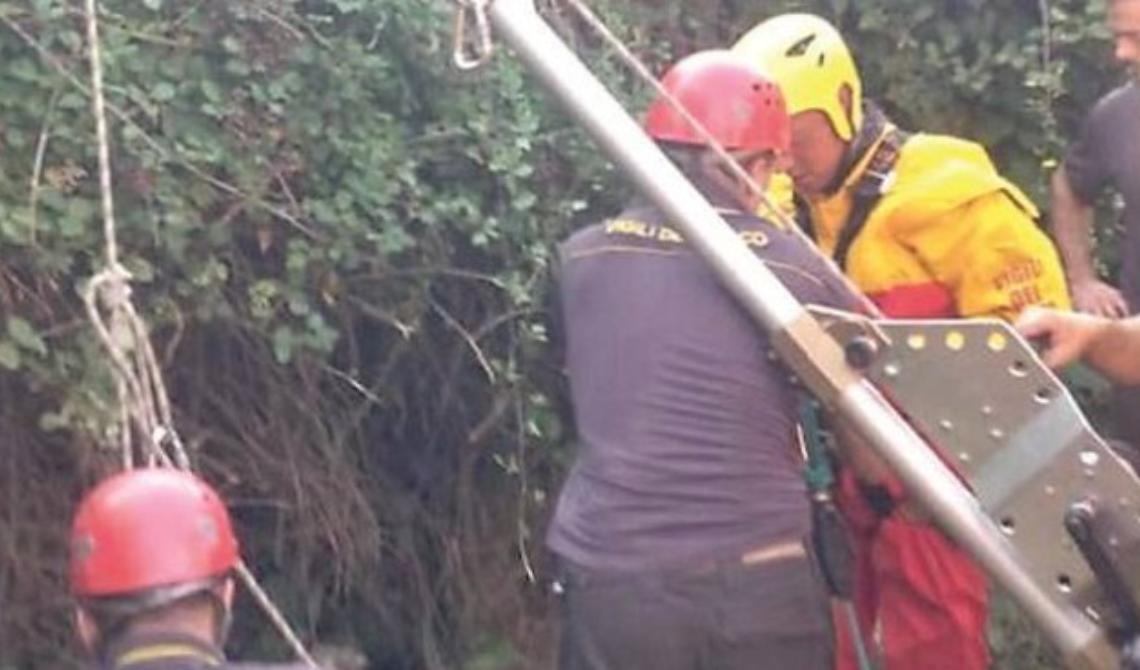 Cade in un pozzo di 5 metri, salvata un'anziana donna di Accadia