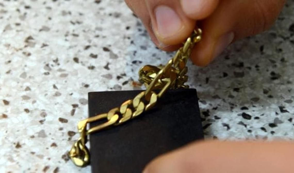 Abita in un rudere a Foggia ma di professione ruba oro e gioielli: la Polizia arresta una "gazza ladra" rumena di 24 anni, in trasferta a San Severo