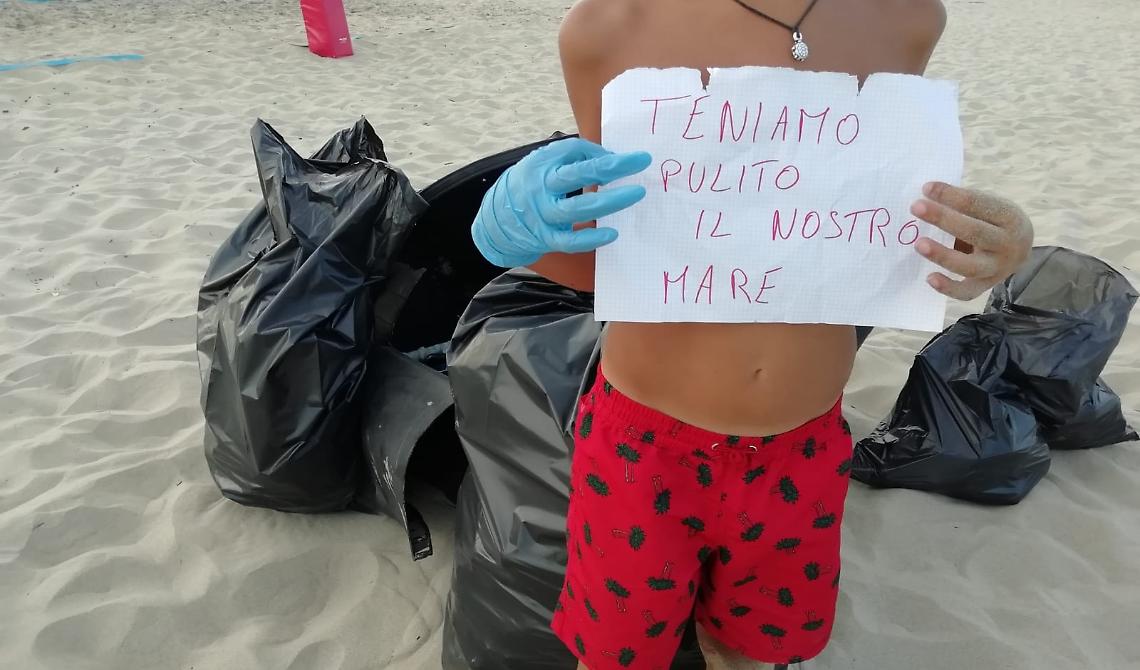 Metaponto: Matteo, 12 anni, ripulisce la spiaggia con l’aiuto degli amici
