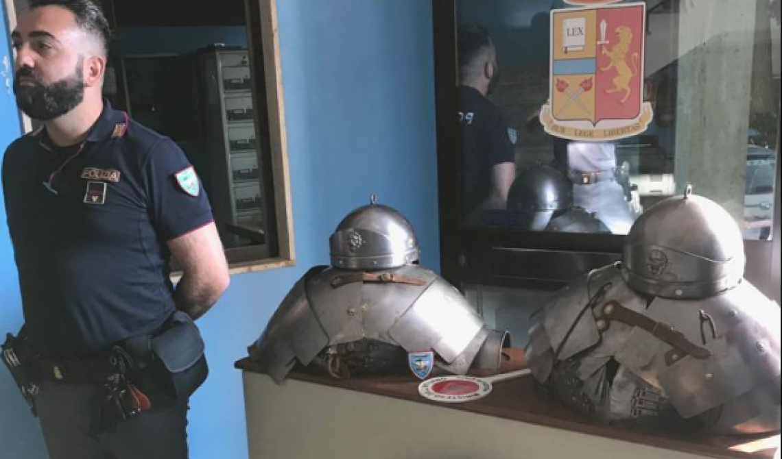 Rubano articoli teatrali a Foggia e li smerciano sulle bancarelle di Manfredonia