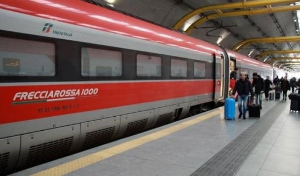 Resta bloccato sul Frecciarossa da Potenza, lascia la figlia minore sui binari