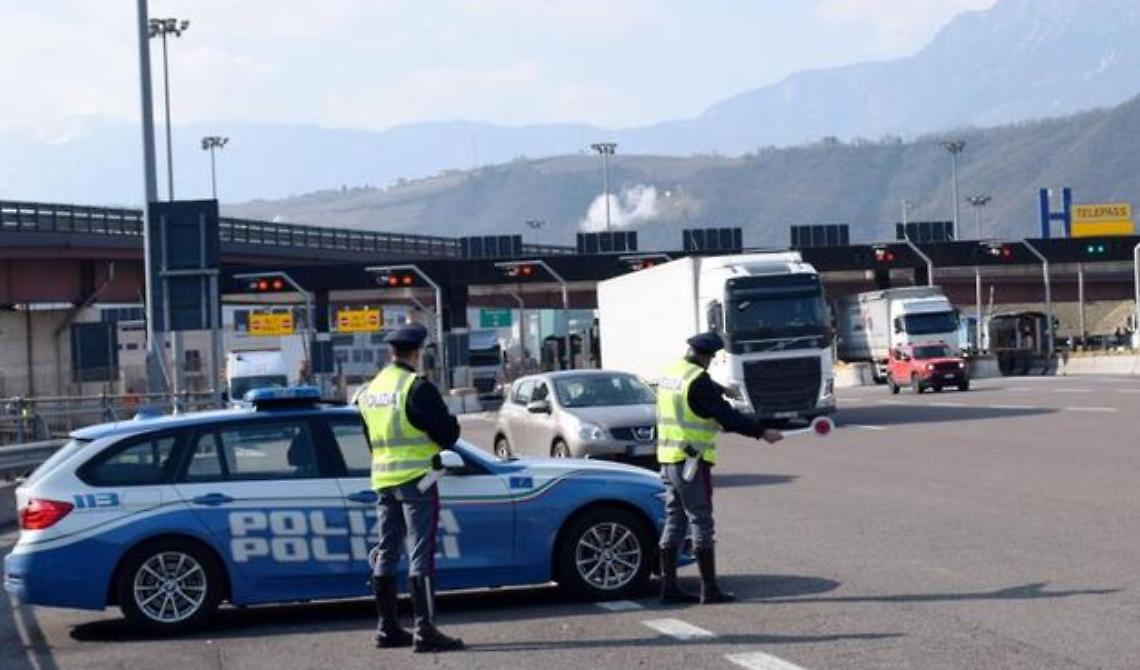 Avvinazzato alla guida di un autocarro in autostrada, la Polizia stradale di Foggia evita il peggio