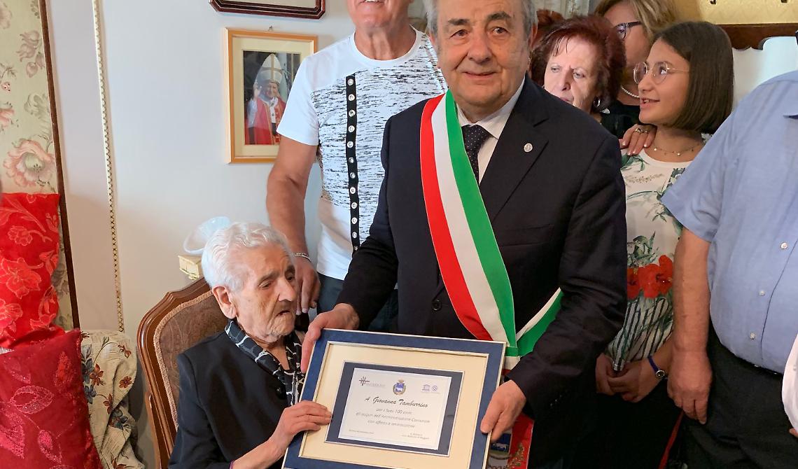Giovanna Tamburrino compie 100 anni, l'omaggio della città di Matera