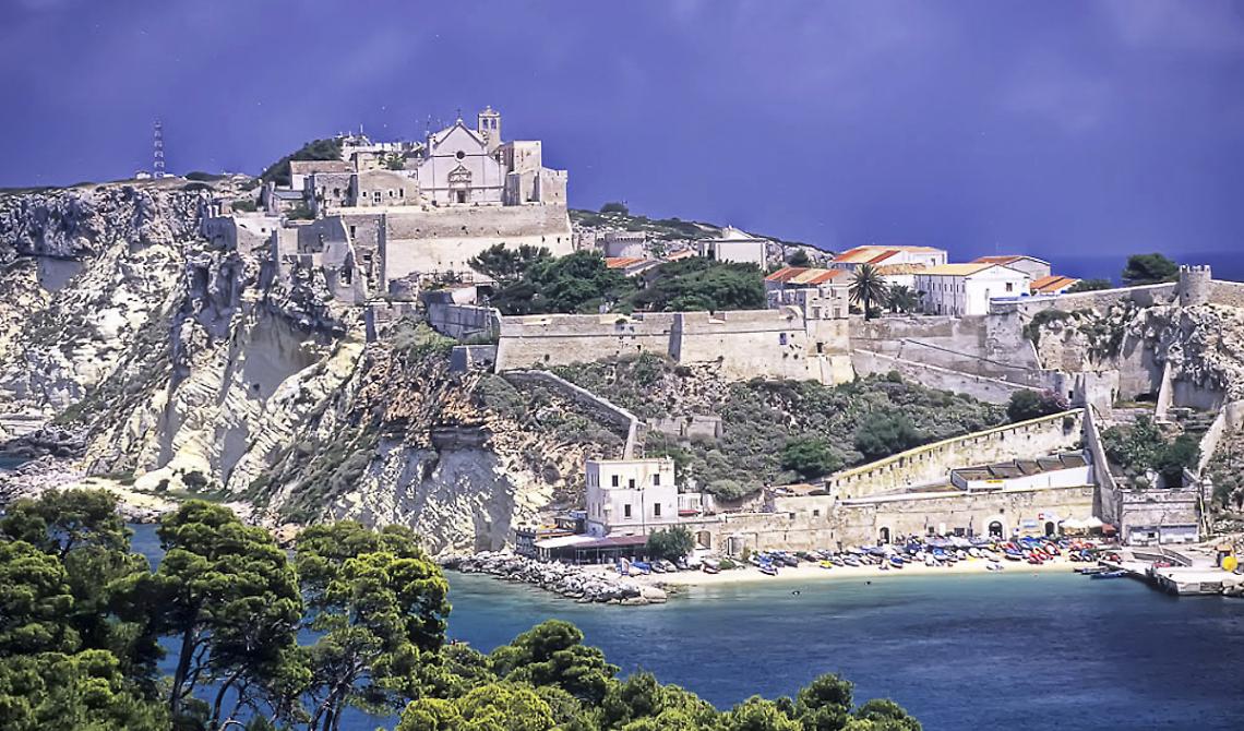 Isole Tremiti, un operaio di Termoli muore cadendo dal tetto mentre installa una grondaia