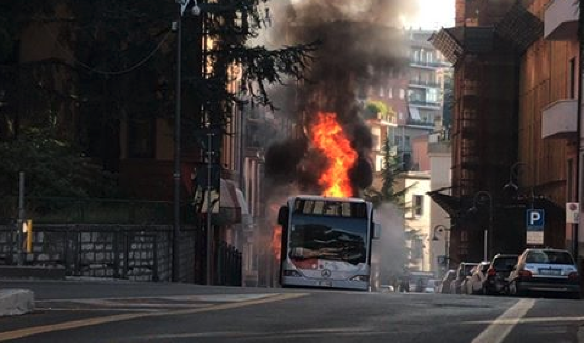 Potenza, bus in fiamme in pieno centro cittadino
