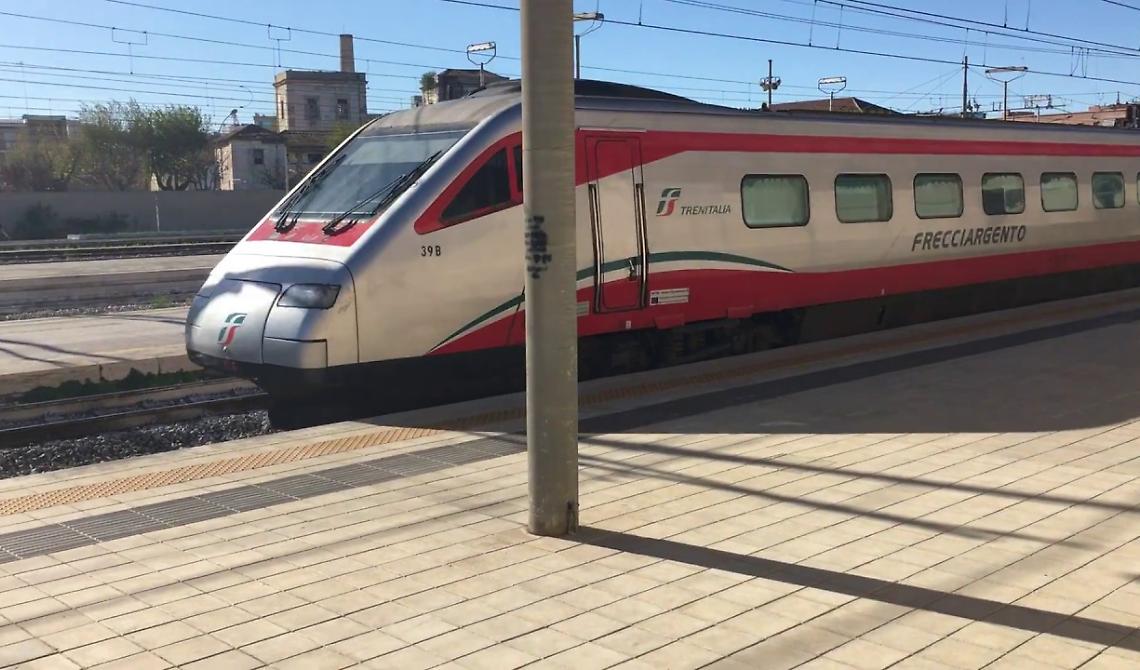 Corto circuito sul Frecciargento Lecce-Roma all'altezza di Foggia: solo tanto spavento