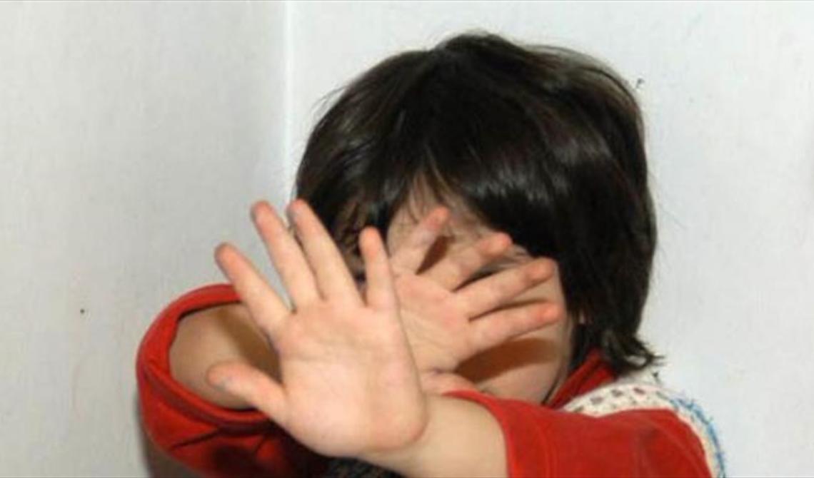 "Papà mi ha cecato con un cucchiaio": il racconto sconcertante della bambina di 4 anni picchiata a Foggia