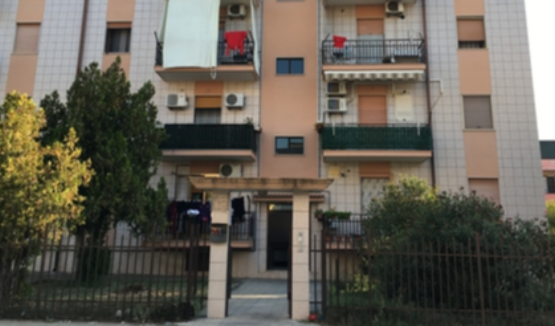 I vicini di casa dell'agente penitenziario che ha ucciso moglie e figlie, ammazzandosi: «Sembrava depresso»
