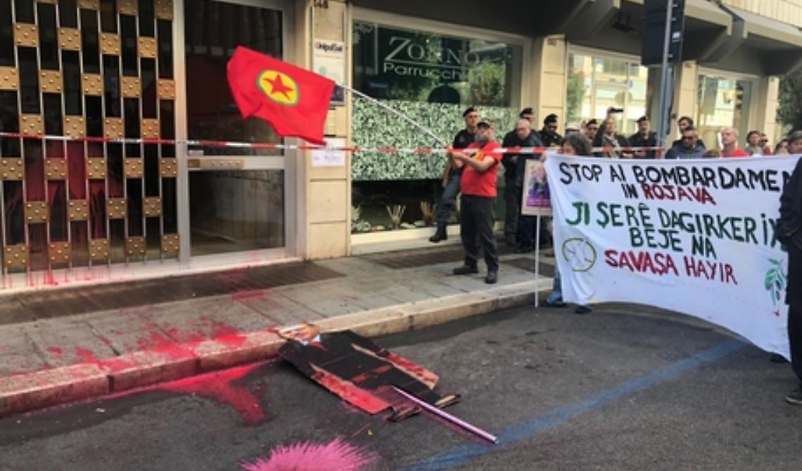 Siria, a Bari vernice rossa sul Consolato turco e Erdogan con le corna e mani insanguinate