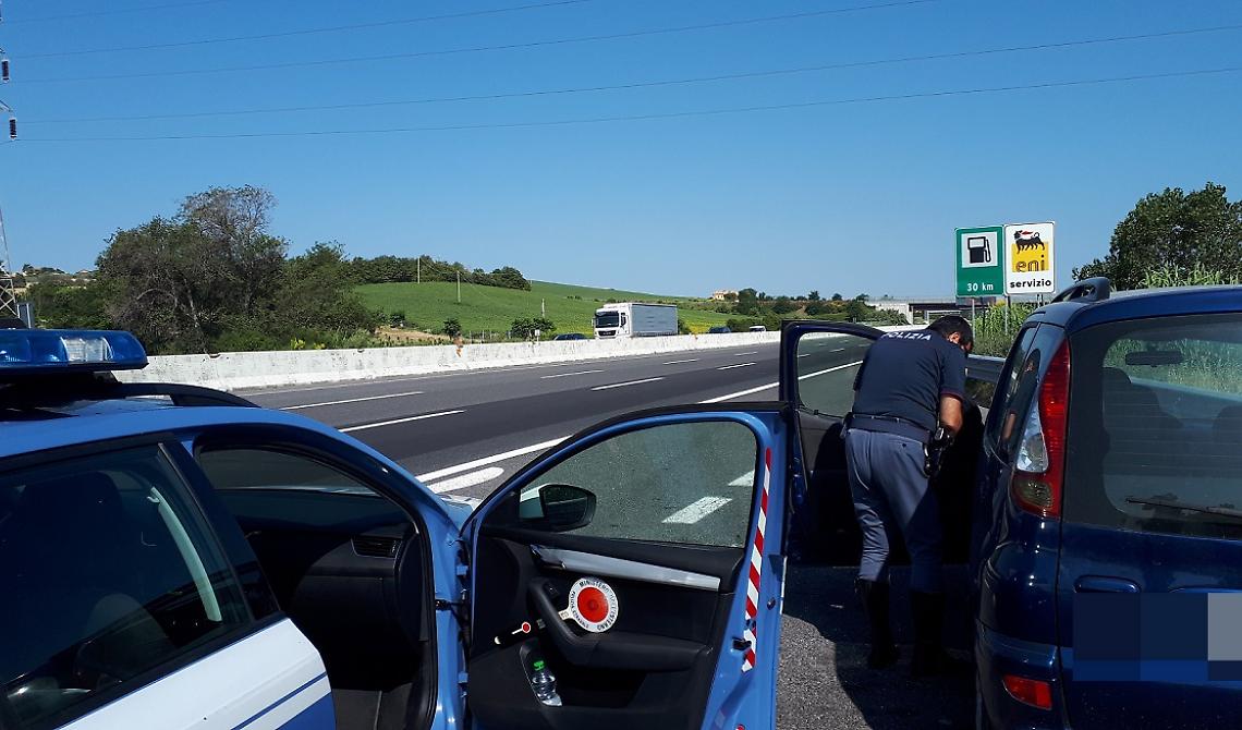 Ss 16: utilizzano auto come ariete e rapinano distributore carburante