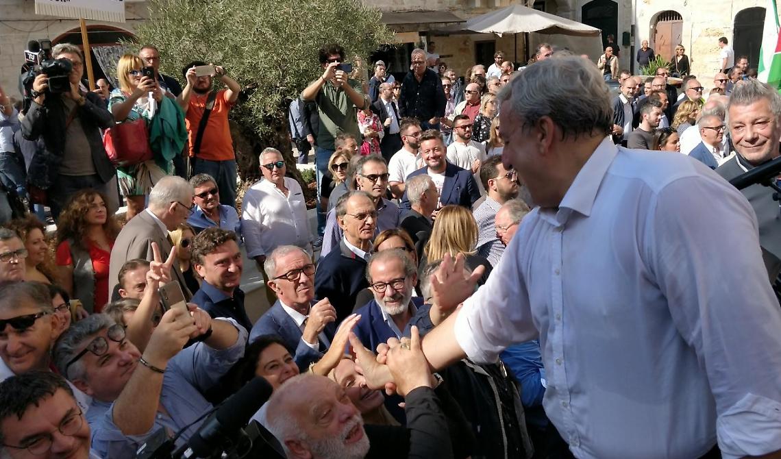 Emiliano non aspetta le primarie del centrosinistra e apre la campagna elettorale